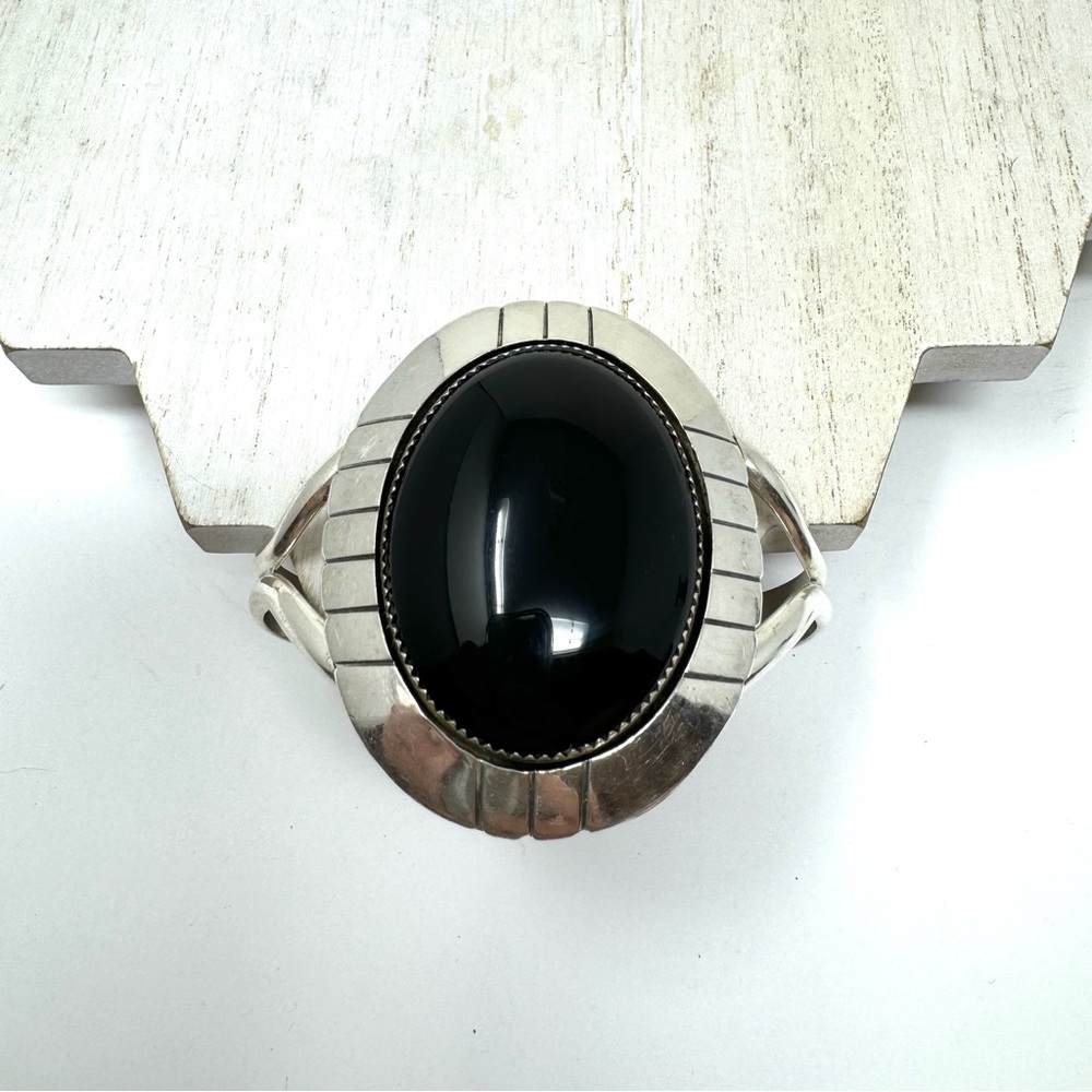 E YAZZIE Navajo sterling silver, large onyx cuff bracelet, 47.2g - Picture 5 of 13